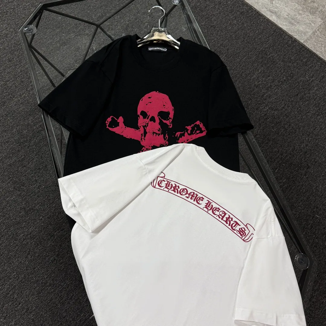 P170 Chrome Hearts Chrome Hearts 25 high version. The fabric is made of 300 grams of high-density pure cotton. It does not deform or shrink. It has three labels. It is the same style for men and women. Technology: suede foam printing. Color: white, black. SIZE: S-XL.